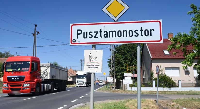 Sokkolta Pusztamonostort Kamilla tragédiája: feketébe borult a falu – galériával