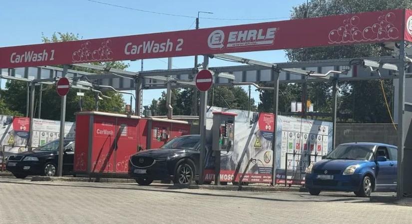 A vízművek az összeomlás szélén lajtos kocsiból osztja a vizet, közben sorban állnak az emberek az autómosónál