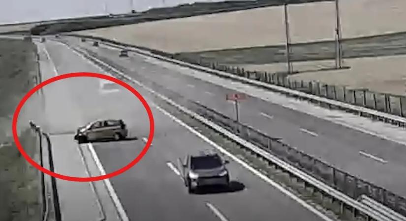 Nyílegyenes szakaszon törte rommá az autóját! Videón a megdöbbentő baleset!