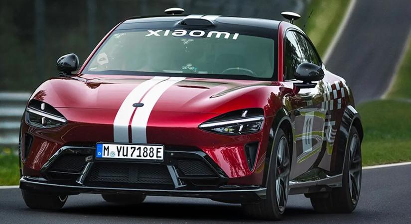 Lassan, de biztosan: sofőr nélkül ment körbe ez a kínai autó a Nordschleifén!