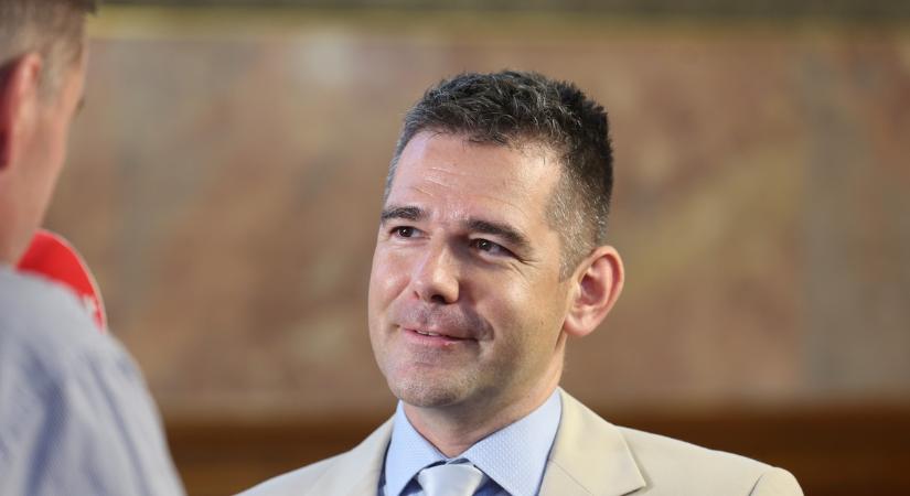 Extrém hőségben is ülésezett az országgyűlés - a hűtés egy 120 éves mérnöki csoda, az irodák pokoliak - és mik ezek a szabadon hagyott vállak? - videó