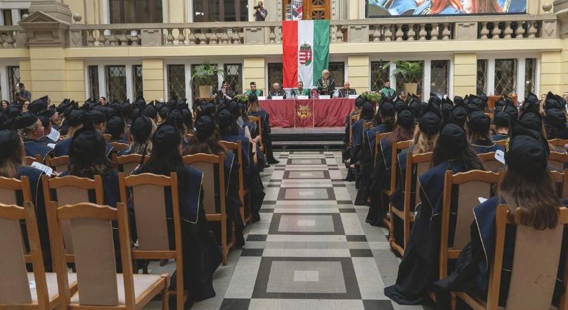 Rengeteg fotón és videón a Debreceni Egyetem Gyermeknevelési és Gyógypedagógiai Karának diplomaosztója!
