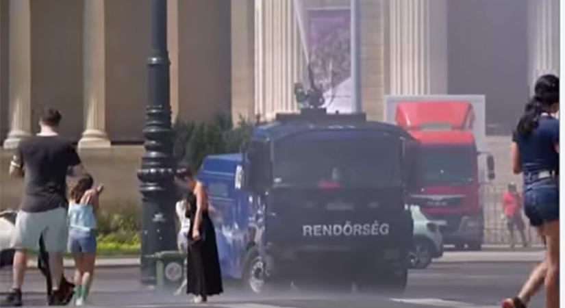Tömegoszlató vízágyút vetett be a rendőrség a Hősök terén – videó