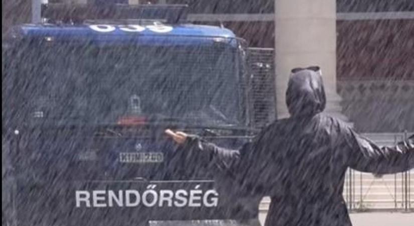 Vízágyút is bevetett a rendőrség a hőségben, a járókelők legnagyobb örömére - videó