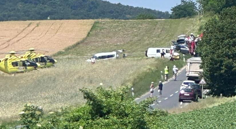 Megható köszönet a mentőknek a 77-es főúton történt tömegbaleset után: „Hálával gondolok Önökre”