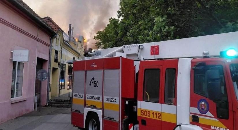 Leégett a Duna-parti mozi tetőszerkezete, 30 tűzoltó próbálta megfékezni a lángokat