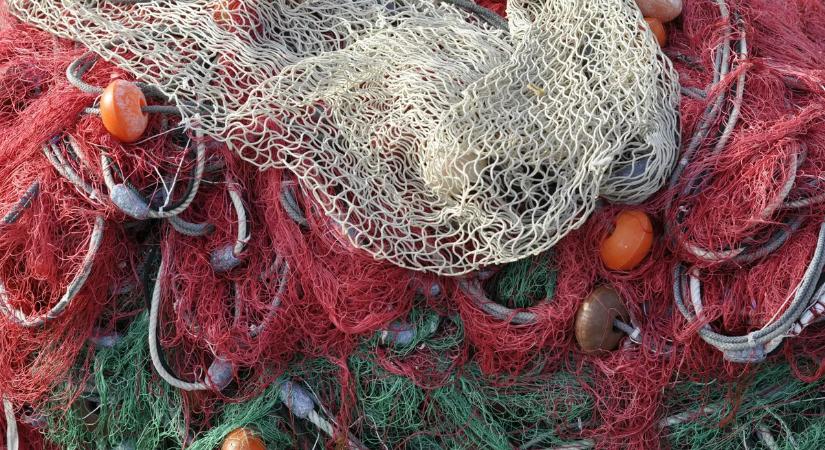 Hawaii új megoldást talált: az óceánból származó műanyagból és halászhálókból épít utakat