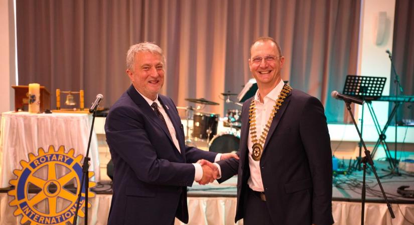 Új vezetőt választott Szeged legnagyobb Rotary klubja – ő vette át az elnöki láncot