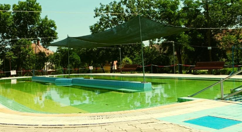 Megfizethető gyógyvizes fürdő a Dél-Alföldön, ahol négy medence várja a vendégeket