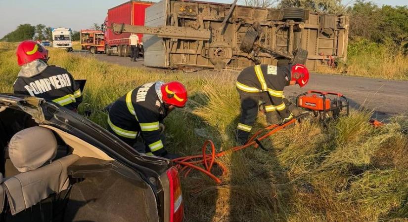 Tragédia: Menet közben leszakadt a kamion pótkocsija, két ember szörnyethalt az alágyűrt autóban
