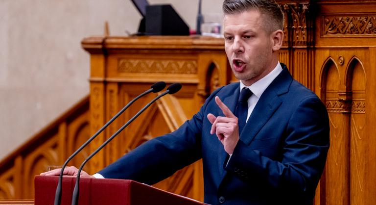 Magyar Péter újra kiosztott mindenkit a parlamentben, kemény választ kapott az exmegafonos képviselőtől
