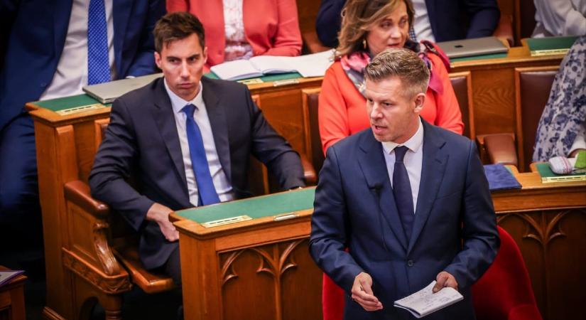 “Úszóverseny” a minisztériumban, vízágyú a Hősök terén – itt a HVG hírpodcast