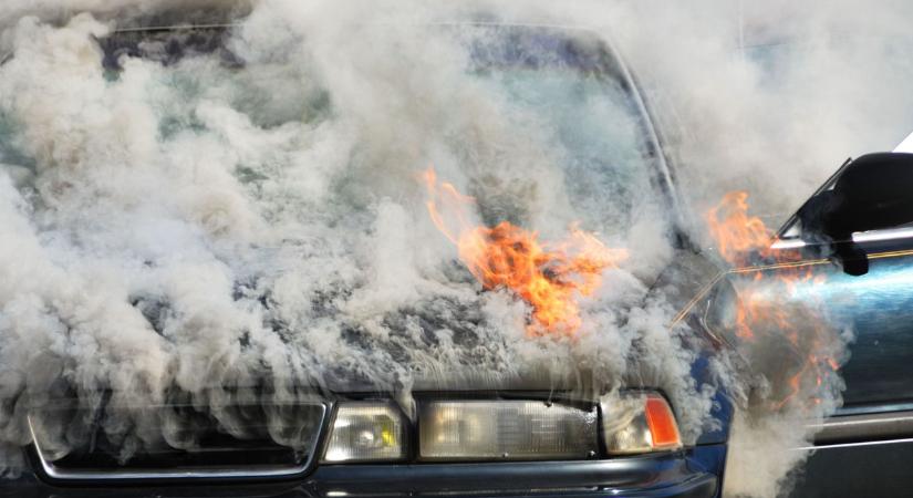 Lángra kapott egy autó az M4-esen Ceglédnél