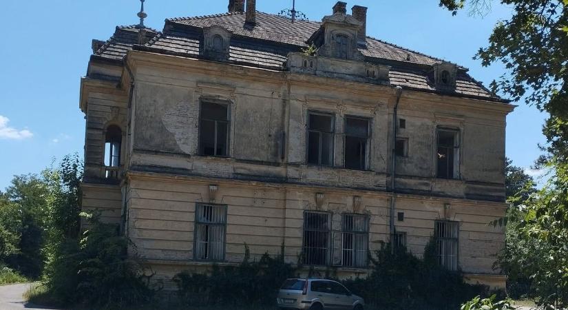 Új fotók mutatják meg Tolna megye pusztuló kastélyát (galéria)