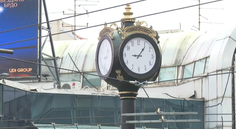 Ismét meghibásodott a Köztársaság téri méregdrága óra