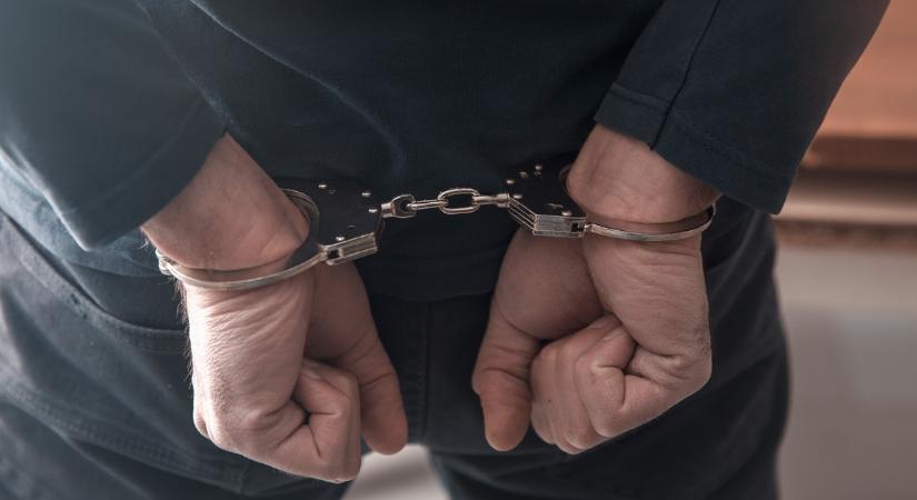Bilincsben vittek el a rendőrök egy orvost a szolnoki kórházból