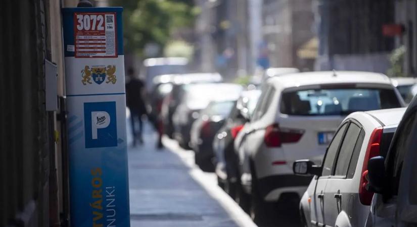 Szerdától csak mobiltelefonon keresztül lehet fizetni a parkolásért Budapesten