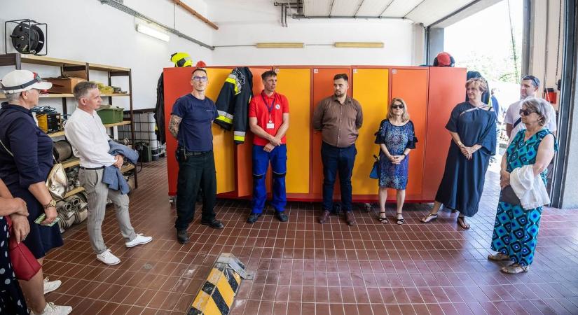 A Richter laborjában és tűzoltóinál jártak a dorogi városatyák