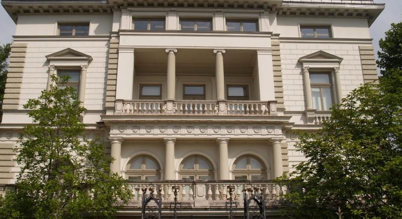 Panyi Szabolcs: Orbán, Hajdu és az aranykonvoj-ügy navos érintettje Mészáros villájában találkozott