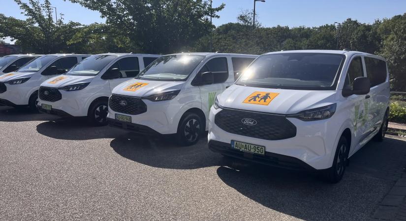 Ha ilyen Fordokat látsz az út szélén vészvillogóval, tilos kikerülnöd! Mutatjuk, miért!