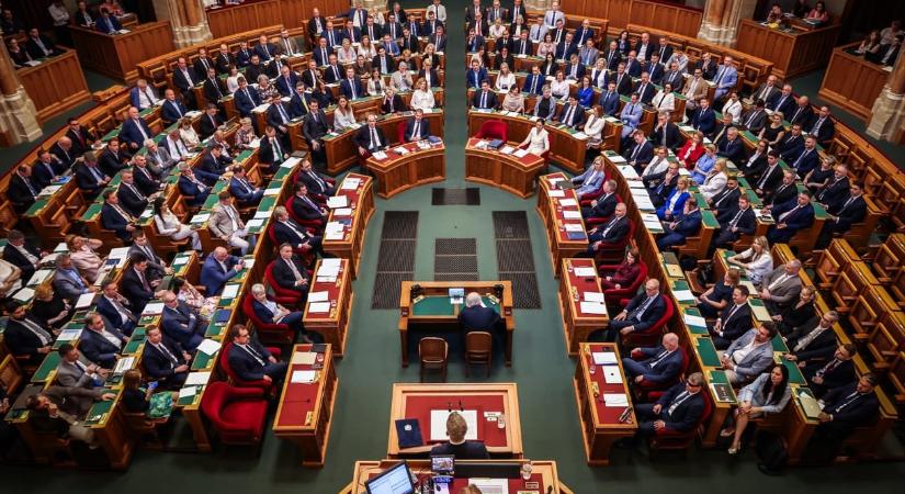 Orbán politikai furkósbotjának megszüntetéséről és a polgármesteri fizetések csökkentéséről szavaznak a képviselők – élőben a Parlamentből