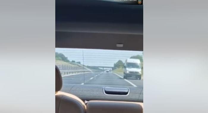 Videóra vették, ahogy elbóbiskolt egy sofőr az M6-os autópályán