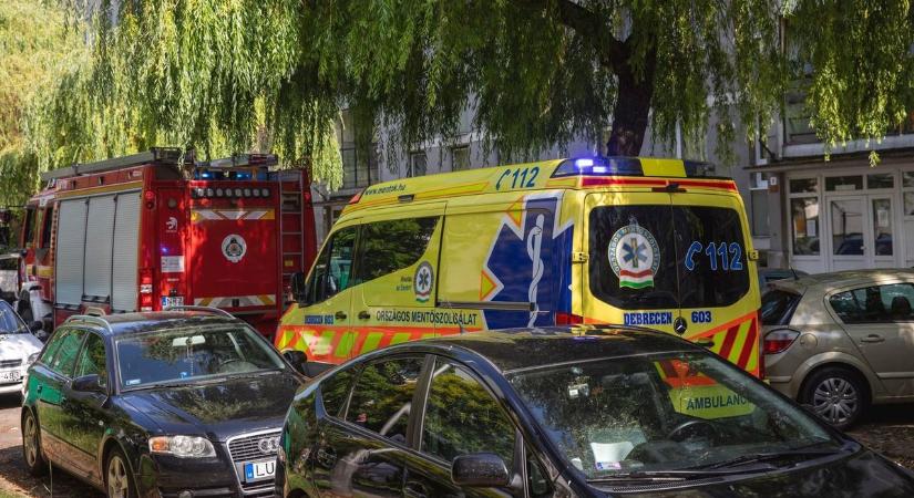 Döbbenetes: három idős emberhez is a tűzoltók segítségével jutottak be a mentők