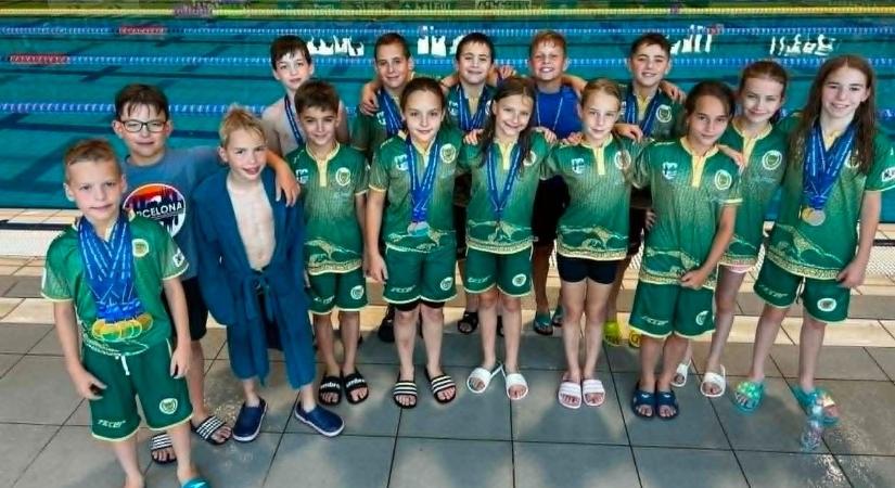 Huszonnégy érmet szereztek az UNI Győr delfinjei