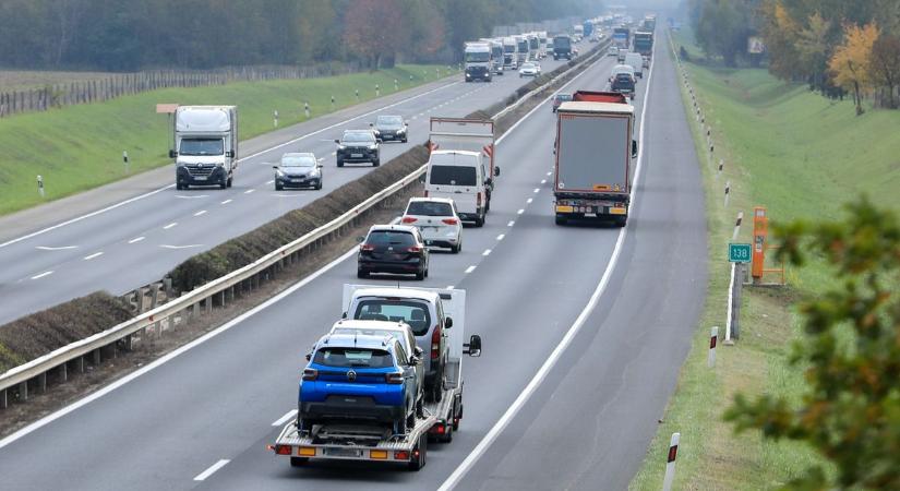 Erős a forgalom az M1-es autópályán, 10 kilométeres a torlódás