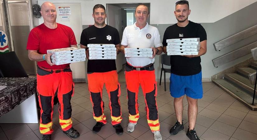 Ajándék pizzával lepték meg a kaposvári mentősöket