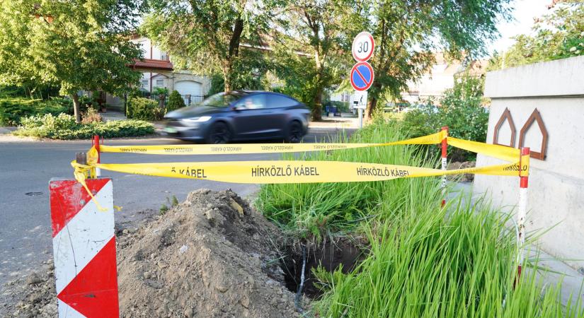 Munkagödrök miatt bosszankodnak az Akadémiakertben