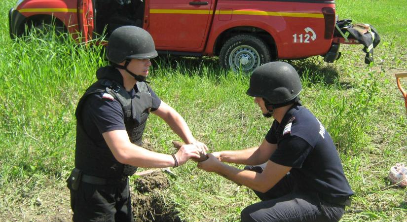 Drónmaradványokat találtak egy mezőn – Robbanásveszély miatt a tűzszerészek megsemmisítik