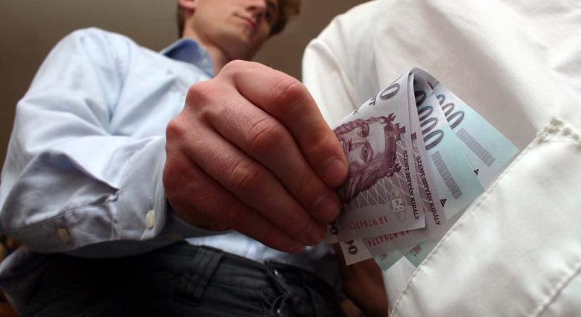 Hálapénzt fogadott el a szolnoki kórház orvosa, kattant a bilincs