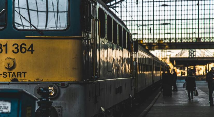 Dolgozik a hőség: számos vonat és buszjárat óriási késéssel indul