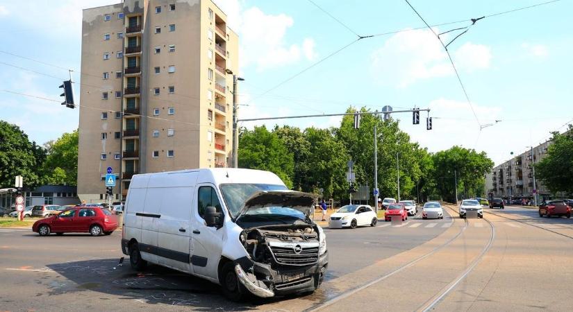 Baleset lassította a forgalmat a forgalmas debreceni kereszteződéseben – fotókkal