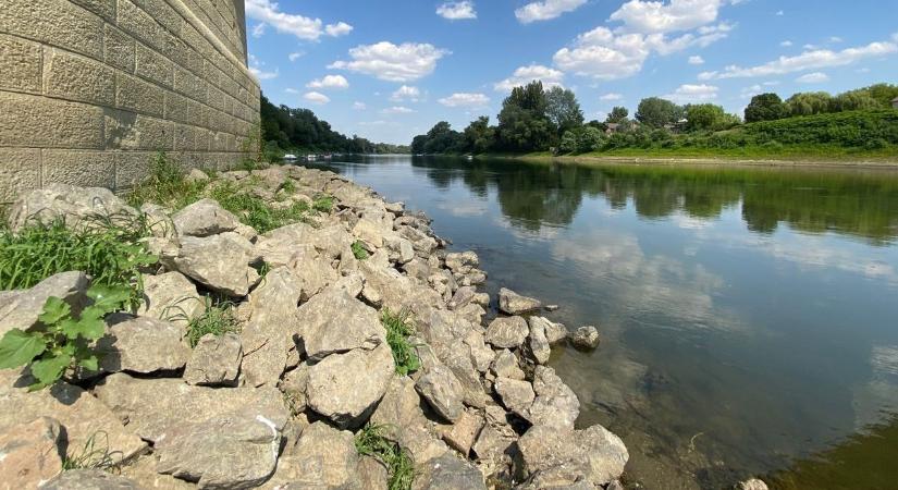 Drámai képek: ijesztő mélységbe süllyedt a Tisza Szolnoknál