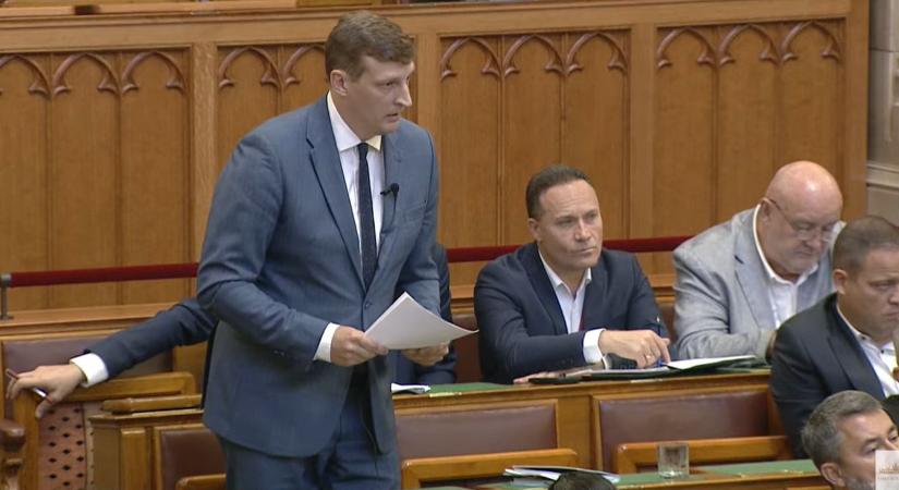 Trógerezés és farizeusozás a parlamentben: Latorcaival és Panyi Miklóssal csapott össze Magyar Péter