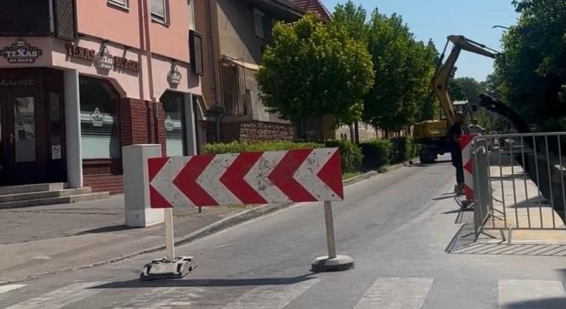 Figyelem! Forgalmirend-változás miatt keringőznek az autó Kaposváron, lezárták a Bajcsy-Zsilinszky utcát