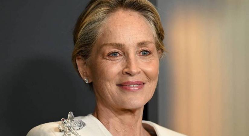 A 68 éves Sharon Stone 40-nek nézett ki a kifutón: modellként vonult végig