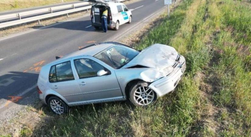 Elvesztette uralmát autója fölött egy sofőr a 26-oson – szemtanúkat keresnek