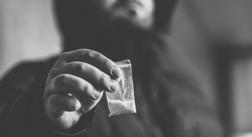 Kristállyal az autóban bukott le a visszaeső tolnai drogdíler