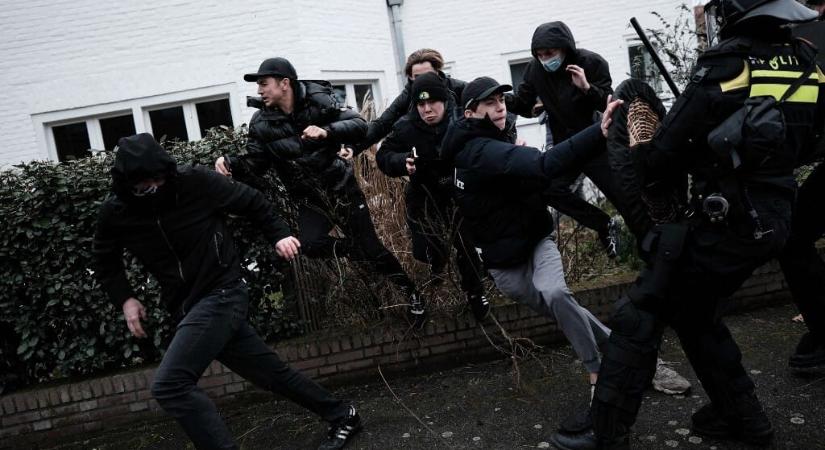 Videó: zavargások törtek ki Hollandiában a vb-búcsú után, az ünneplő marokkóiak a rendőröket is megtámadták