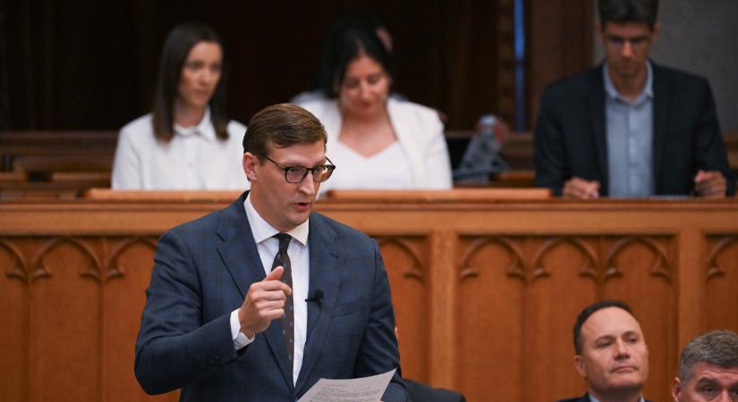 „Tróger úr” - Magyar Péter így szólt vissza Panyi Miklósnak, aki a minisztériumi kirúgásokról és a gyermekotthonból megszökött fiúról kérdezte