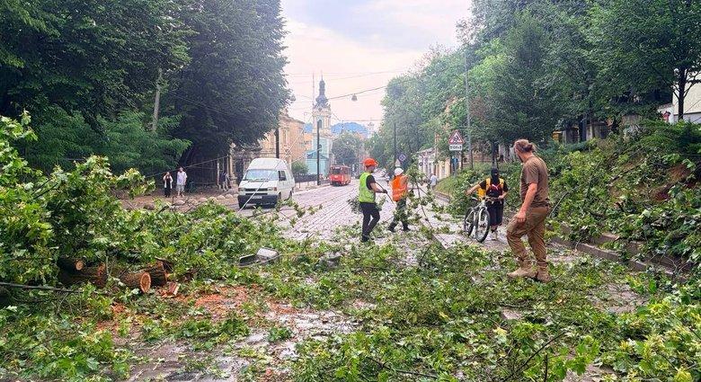 Villám csapott egy hatéves kislányba Lembergben, súlyos viharkárok keletkeztek a városban