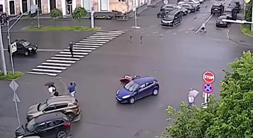 Videón a szörnyű baleset, ahol az áldozat sem ártatlan