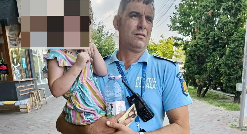 Az autóban, 50 fokban hagyta kislányát egy apa, majd felháborodott a rendőrök mentőakcióján