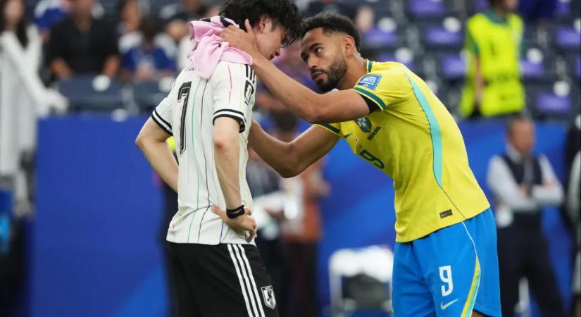 A brazil csatár vigasztalta a kieső japánok sztárját