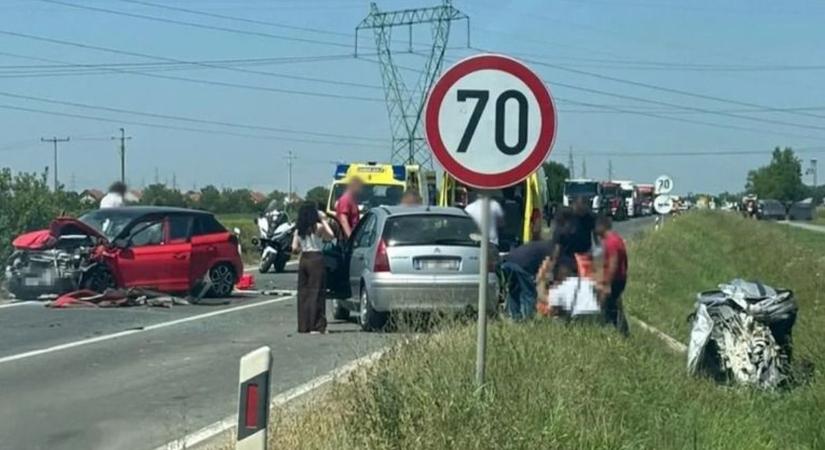 Brutális baleset történt Beremend közelében - öten súlyosan megsérültek, ketten az életükért küzdenek