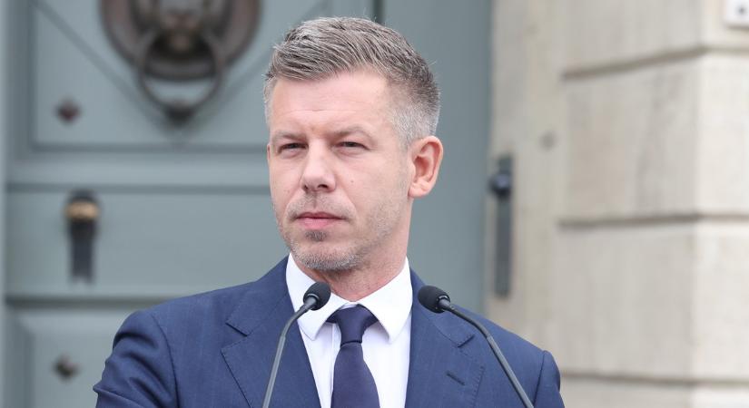 Ezt tette az ülés előtt Magyar Péter, Forsthoffer Ágnes pedig nagyon mosolygott