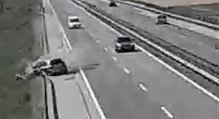 Megijedt a leállósávtól, ripityára törte a kocsiját az M25-ösön